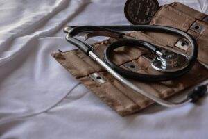 Îngrijirea vârstnicilor: Asigurarea unei vieți decente și sănătoase