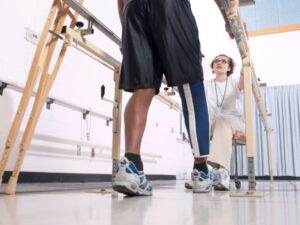 Servicii specializate de kinetoterapie – ce implică și cum te ajută?